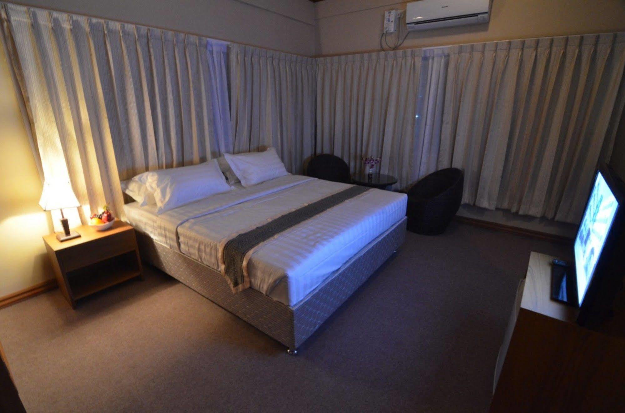 Kyi Tin Hotel Mandalay Bagian luar foto